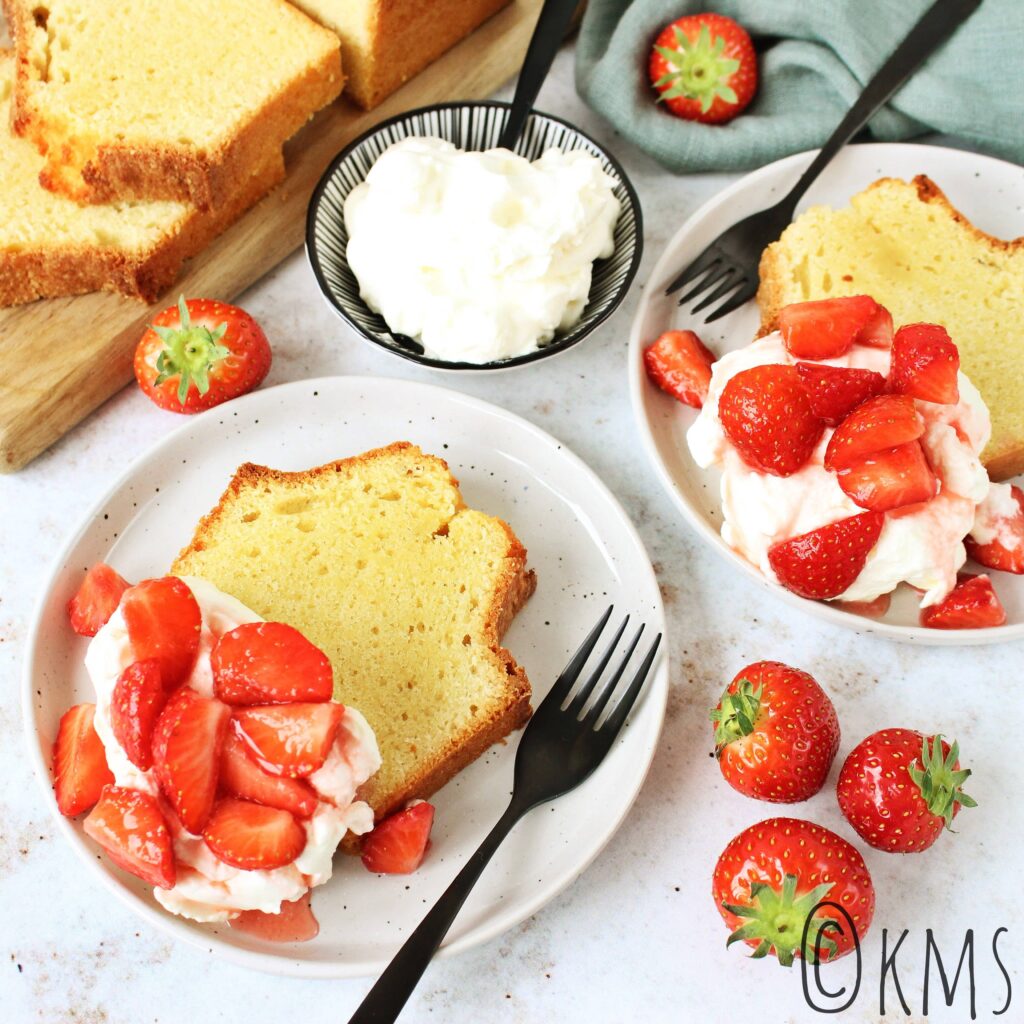 Vanille cake met aardbeien en slagroom